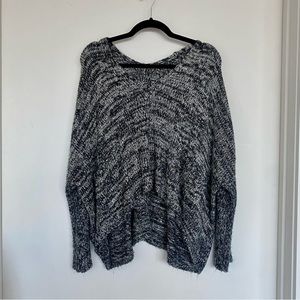 Cropped flowy sweater, comfy and relaxed, 2 pockets in front, size small